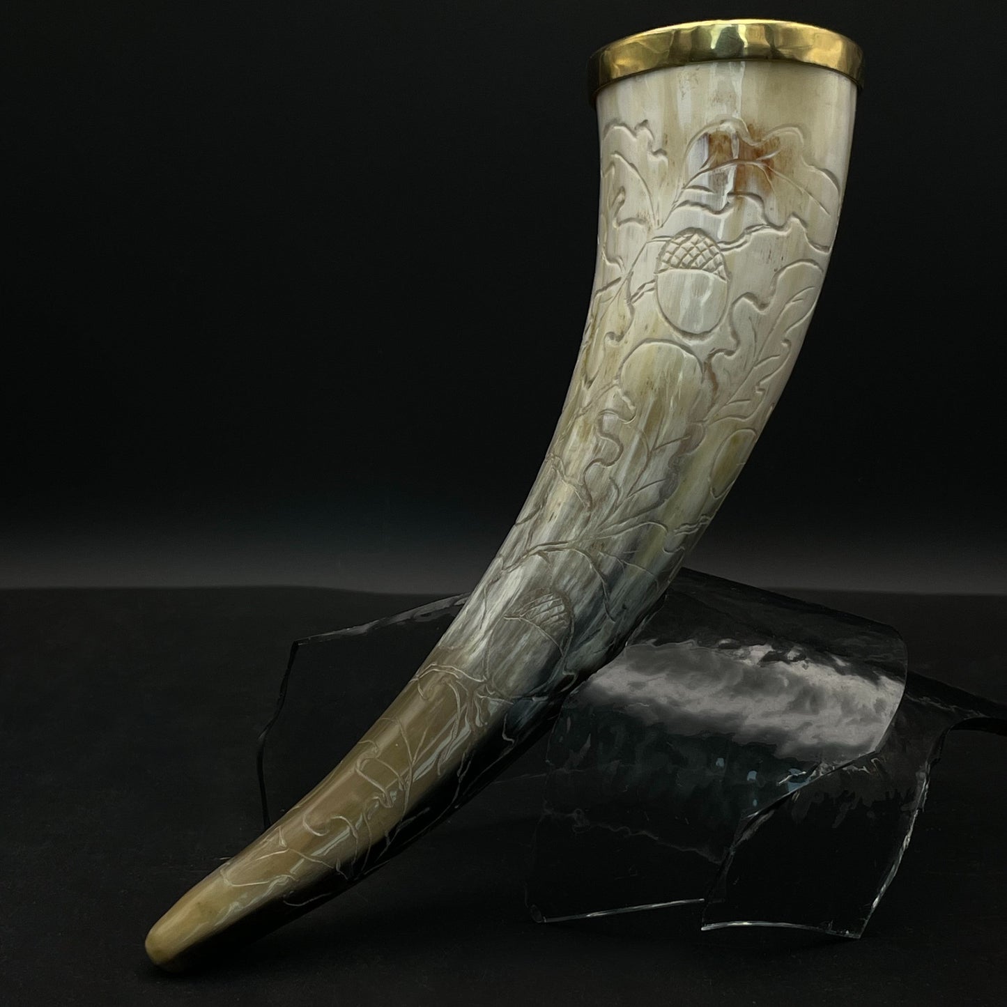 #7 Ranka graviruotas ir žalvariu apkaustytas 140 ml ragas gėrimams