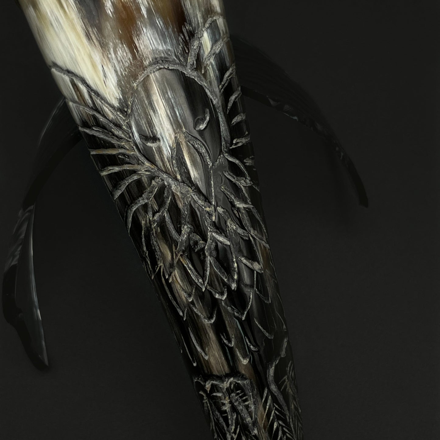 #5 Ranka graviruotas ir žalvariu apkaustytas 55 ml ragas gėrimams