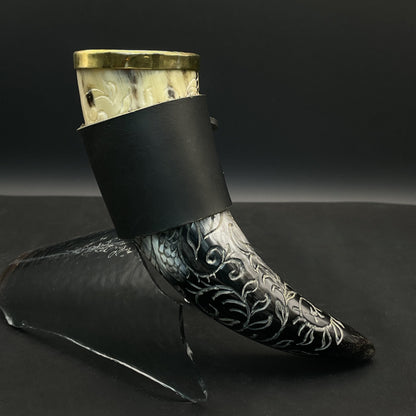 #8 Ranka graviruotas ir žalvariu apkaustytas 130 ml ragas gėrimams