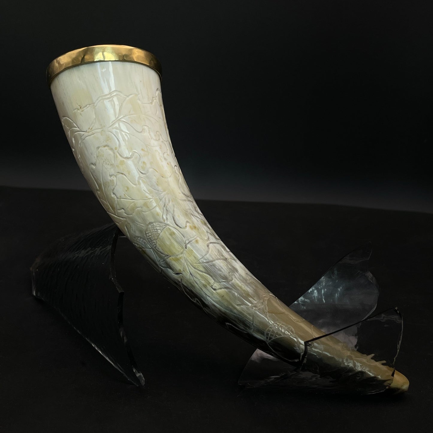 #7 Ranka graviruotas ir žalvariu apkaustytas 140 ml ragas gėrimams